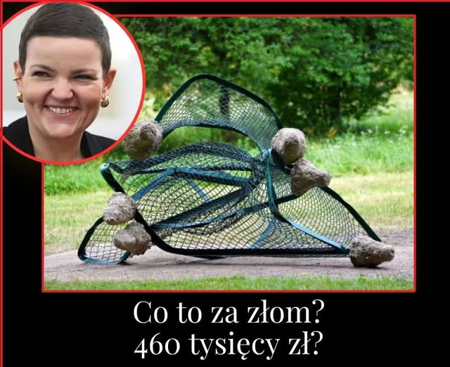 tadeusz_60's tweet photo. Kamila Wilczewska : Ministerstwo Kultury postanowiło „ułatwić stały i darmowy dostęp do sztuki wysokiej”. Monika Sosnowska, wybitna artystka w dziedzinie sztuki niepotrzebnej żadnemu normalnemu człowiekowi, uzyskała dofinansowanie z ministerstwa i samorządu w wysokości 477 tysięcy zł.
Zadziwiająca jest koncepcja artystki. Podczas darmowego oglądania arcydzieła głównym tematem widzów jest głęboka dyskusja na temat pochodzenia materiałów wykorzystanych do jego stworzenia. Raczej nie jest to marmur z Carrary. Część publiczności twierdzi, że pochodzą z kontenera na śmieci pobliskiej budowy, pozostali stawiają na Castoramę. Koneserzy wskazują, że tak znaczące powyginanie ogrodzenia wymagało niezwykłej siły, co jednocześnie stanowi ukryty manifest feministyczny.