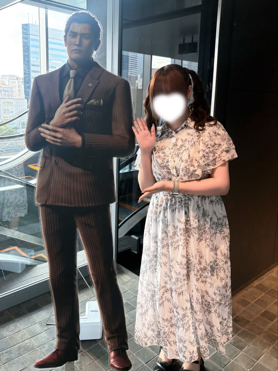 m_0118_mm's tweet photo. 最近は推しに会うために東京遠征行くなど🎶

推しはシンプルに”ヤクザ”なので、コラボメニューの酒（盃）をイッキ飲みしたり、シーシャでヤクザの香りを体内に入れ込むなど🤩（ん？） https://t.co/e3YXWwjZ78