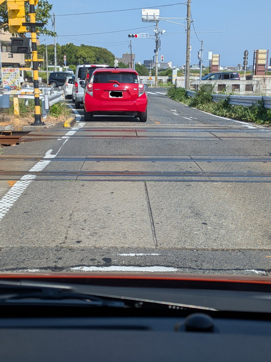 toyohisa_simazu's tweet photo. ちな今朝のワイ視点 前が詰まってるし信号も赤なんだから停止線で止まるよね？電車がきたらぶつかるもん 当たり前やん https://t.co/6dkEbowNX1