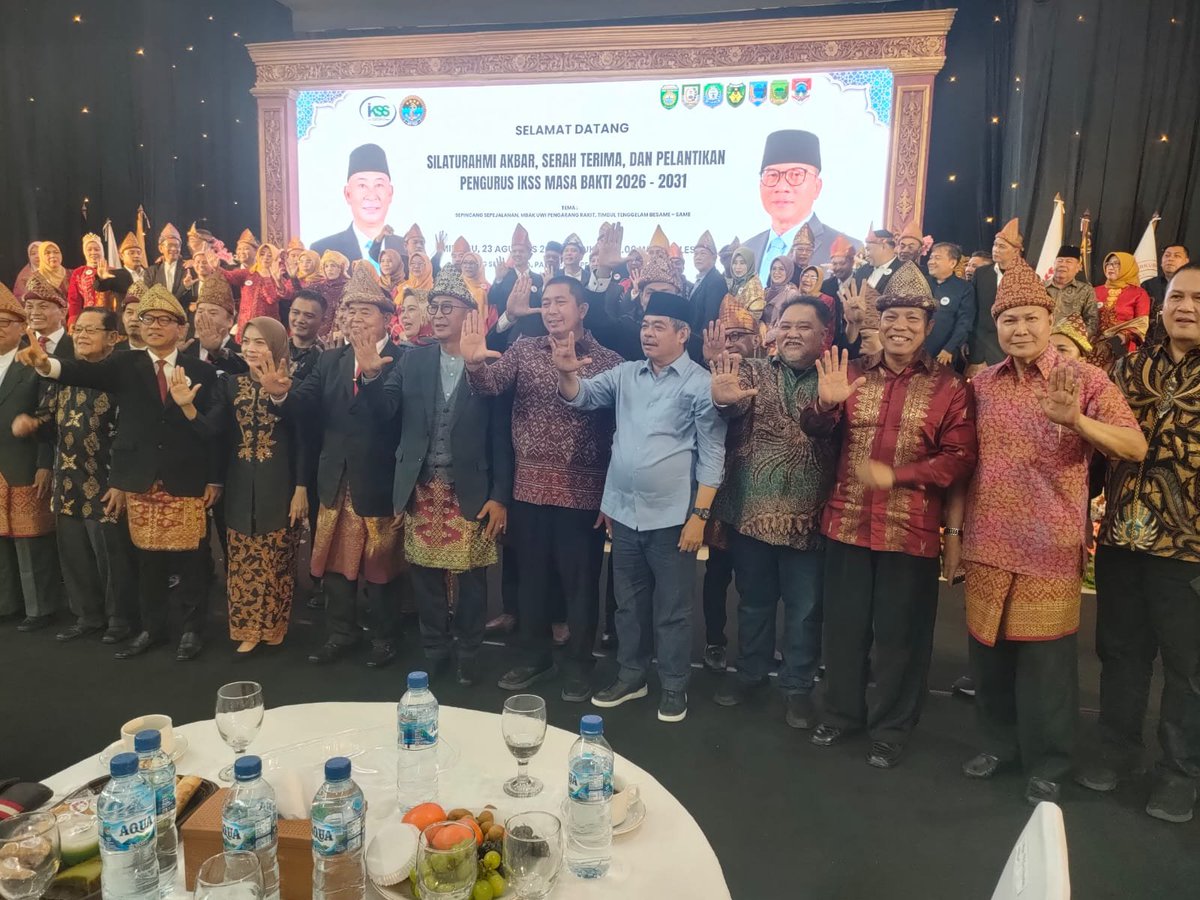 RatuAulia19's tweet photo. MENTERI DESA PDT @YandriSusanto27 Resmi Pimpin IKSS . Mengusung semangat silaturahmi dan persatuan, IKSS menjadi wadah bagi 13 paguyuban masyarakat Sumatera Bagian Selatan.
@bpsdmkemendesa @kemendesapdtt
#MenteriDesaPimpinIKSS
#BangunDesaBangunIndonesia
#KemendesPDT https://t.co/cyKemYXZuh