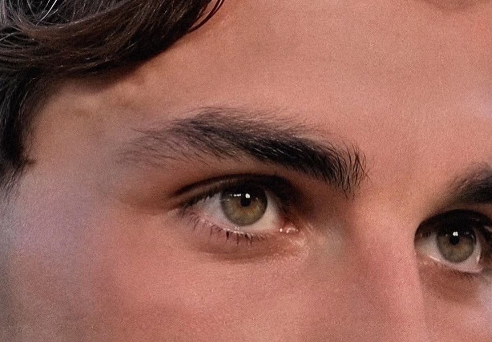 iamyourdreaam's tweet photo. if I were looked at by these eyes I would probably fall off the chair https://t.co/5etwZsvnOh