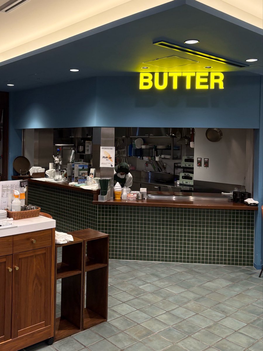 NNN1996NN's tweet photo. 東京駅のBUTTERへ。

いつも行列のイメージでしたが、すぐに入れました。

ホットケーキを注文すると、バターが丸ごと1本ついてきます🥞

さすがに全部は使い切れませんでしたが、残った分は持ち帰れるのが嬉しいポイント。

とても美味でした🥞🧈 https://t.co/wLcsVfiDfE