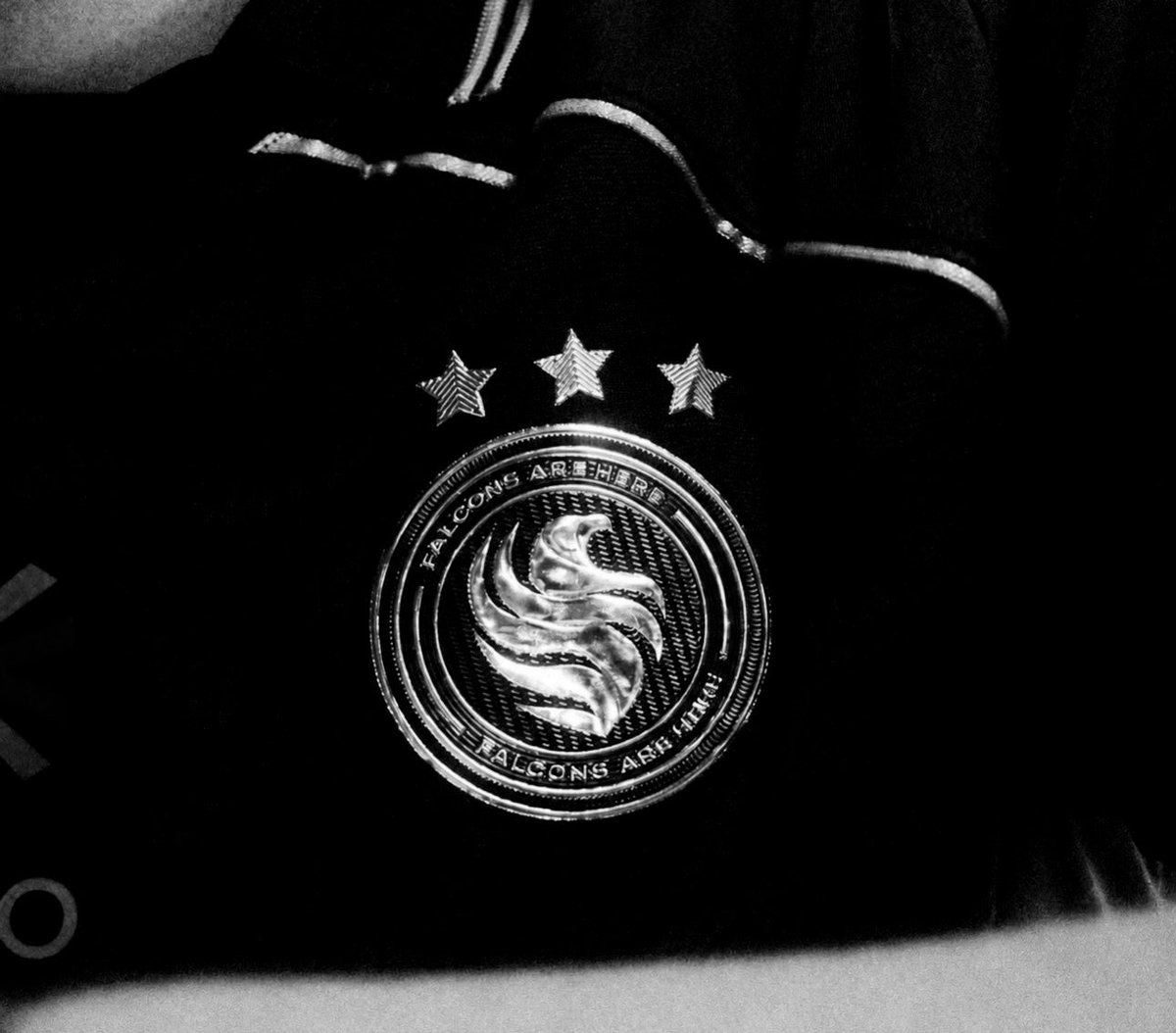 King_D201's tweet photo. • بصراحة ودي أتكلم عن الألعاب اللي كان نقدر نجيب فيها نقاط، لكن صار فيها تقصير في EWC.

بتكون هذي الأسباب بالنسبة لي:
• مسار كان سهل.
• المرشحون خارج البطولة.
• هذي الألعاب قبل EWC كان مستوانا فيها خرافي.

1 - Fatal Fury
كان الفريق عنده 4 لاعبين، ومعانا لاعب يعتبر الأفضل باللعبة، وانسحب أفضل لاعب من البطولة، وآخر شيء 0 نقطة 💔

2 - Dota 2
الفريق كان كويس وقتها، واكثر  المرشحين خارج البطولة، وكان المسار في الـPlayoffs سهل جدًا. كنا نقدر نحقق على الأقل 500/750 نقطة.

3 - Warzone
الفريق قبل البطولة كان مكسر الدنيا في السكريمات، وغير كذا البطولات مثل الـMajor 1 و2. ندخل البطولة والأمور طيبة، وش صار في النهائي الكبير؟ مركز أخير، 16 💔

4 - EAFC
قبل EWC كان بيبي قوت مكسر الدنيا في جميع البطولات، وباقي له كأس العالم ويكون موسم مثالي. وطاح في مسار كويس ويقدر يوصل بعيد، لكن وش صار؟ انهزم بنتيجة كبيرة، 200 نقطة، ووقتها كنا نقدر نطلع بـ750 نقطة على الأقل 💔

5 - COD Black Ops
الفريق قبل البطولة كان توّه طالع من كأس العالم للناشر وماخذ مركز 4-3، وندخل البطولة بمسار جميل ونتأهل ونطلع M8، ويكون نصف النهائي الأسهل، مع فريق أنا فايز عليه في الـGroup Stage.
وخسرنا منه بنتيجة قاسية، سويب 4-0، وبعدها أخسر مرة ثانية على المركز الثالث. كنت متقدم 3-0 وتنقلب 4-3. هذي كسرت الظهر وتزعل جدًا.

6 - الشطرنج
مع أفضل لاعب معانا، هيكارو، ويعتبر ثاني أفضل لاعب في الشطرنج السريع. يلعب نصف النهائي مع ولد صغير وخصم Falcons، ويخسر ويعطيه 750 نقطة. وقتها كنا نقدر نحرمهم من 500 نقطة؛ لأن علي كان بيقابله تحت ويفوز عليهم، لكن ترول حسبي الله عليه 💔

7 - Counter-Strike
الفريق توّه محقق إنجاز عالمي وداخل بفورمة عالمية، ويجي بمسار جميل ويقدر يوصل لنصف النهائي، ولا فيه فريق قوي جدًا يقدر يعثرهم. وتجي أكبر صدمة للجمهور والإدارة: نخرج من فريق تقدر تفوز عليه 2-0 💔

8 - جميع ألعاب الـBattle Royale + Fortnite
دايم هذي الألعاب Falcons يفشل فيها بتحقيق بطولة. يمكن أفضل سنة لهم كانت 2024، وبعدها صارت تجيب الضغط والسكر للمتابع. ما تقدر تثق فيهم يحققون لك شرط، وأولها Fortnite.

فيه اكثر بس انا تعبت من هالالعاب 💔