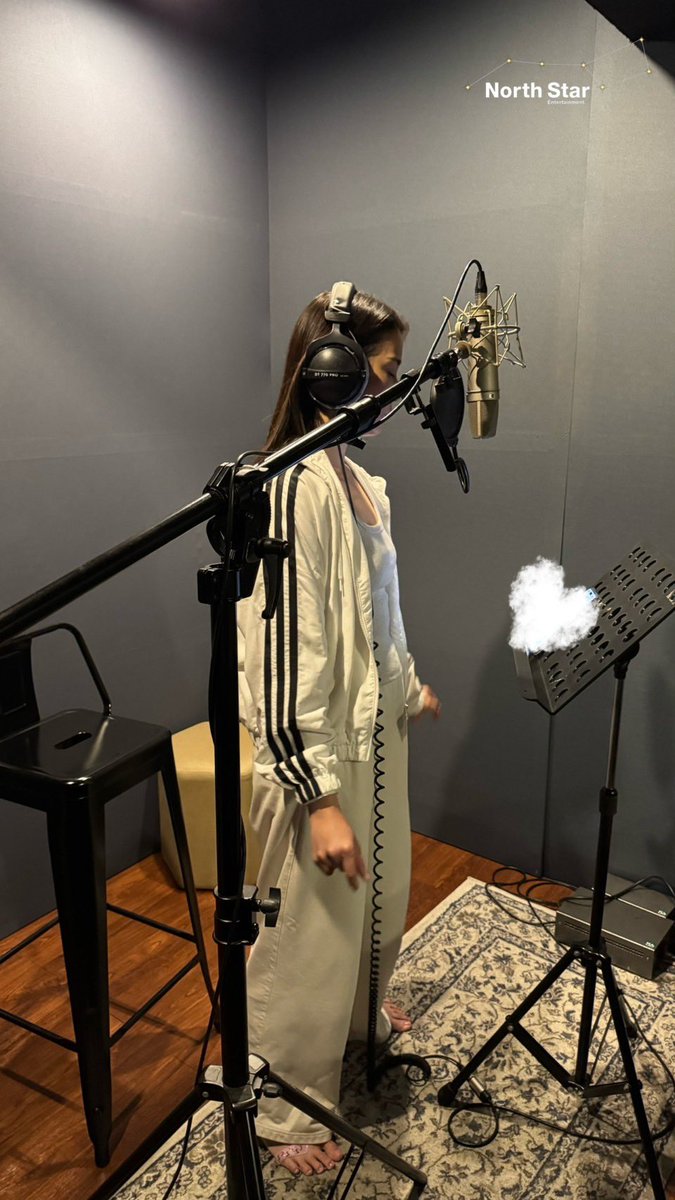 LunarSecret__'s tweet photo. ความสดใสของ “จินนี่” จะออกมาเป็นบทเพลง 🎶💖

เตรียมตกหลุมรักความสดใสและรอยยิ้มนี้ไปพร้อมกัน ✨

#NorthStarEntertainment
#GinJay
#Ginnynatnicha https://t.co/XeMT36cHlW