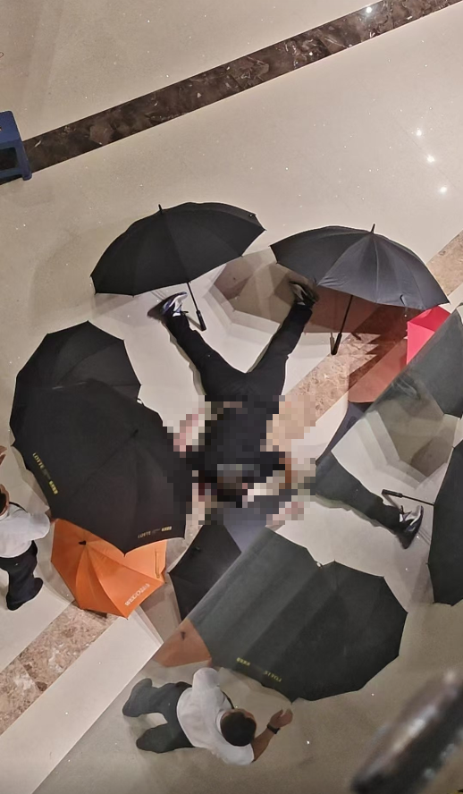 威海威高广场一男子商场内高处坠落事件