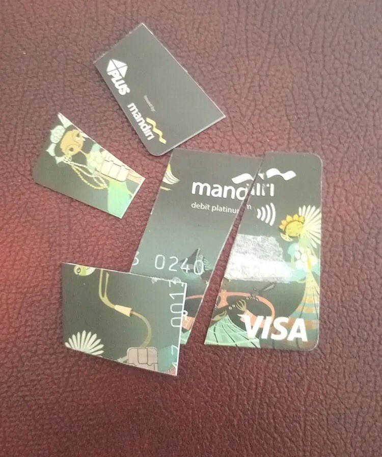 sibambaang's tweet photo. • Gerakan BOIKOT BANK MANDIRI ternyata bukan isapan jempol.

• Beberapa netizen upload foto mematahkan Debit Card Bank mandiri.

• Ajakan boikot BANK MANDIRI terjadi buntut dari diblokirnya uang DONASI milik pimpinan AMPB Pati sebesar Rp 80,9 Juta. https://t.co/b6r49njaIE