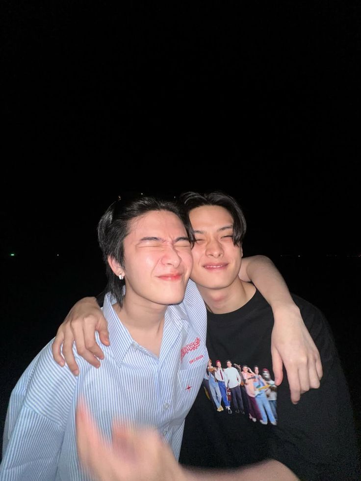 xxpptrxx's tweet photo. แฝดน้อง - ความเป็นเด่กดีอะจิ เด่กดีของที่บ้าน แล้วยังดีกับทุกคนอีก ไม่ว่าจะพี่ทีมงาน พนักงานร้านค้าต่างๆ น้องไทยให้เกียรติทุกคนตลอดเลย ความตั้งใจเรียน  

แฝดพี่ - ความจิตใจดี นึกถึงคนอื่นอยู่เสมอ ใจเย็นและถ่อมตัวอยู่เสมอ ความอบอุ่น ความพยายามที่ทำให้ตัวเองคู่ควรกับโอกาสที่ได้รับมาตลอด