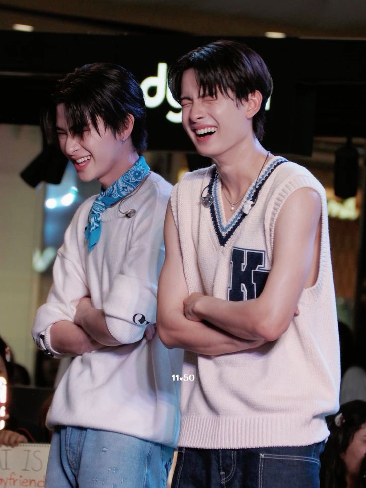 xxpptrxx's tweet photo. แฝดน้อง - ความเป็นเด่กดีอะจิ เด่กดีของที่บ้าน แล้วยังดีกับทุกคนอีก ไม่ว่าจะพี่ทีมงาน พนักงานร้านค้าต่างๆ น้องไทยให้เกียรติทุกคนตลอดเลย ความตั้งใจเรียน  

แฝดพี่ - ความจิตใจดี นึกถึงคนอื่นอยู่เสมอ ใจเย็นและถ่อมตัวอยู่เสมอ ความอบอุ่น ความพยายามที่ทำให้ตัวเองคู่ควรกับโอกาสที่ได้รับมาตลอด