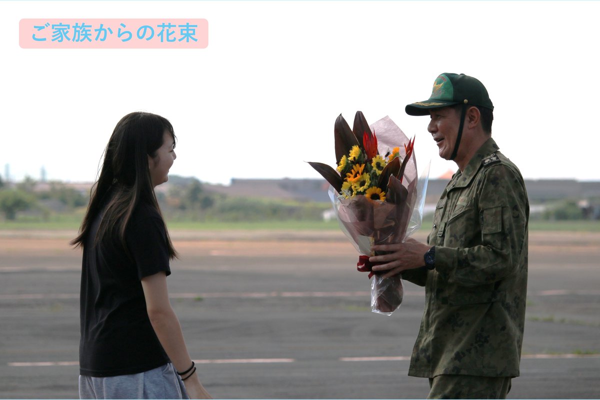 CampAkeno's tweet photo. 7月17日、＃明野駐屯地 でＡＨ－1Ｓの操縦教官が、無事故飛行3000時間を達成し、記念のセレモニーを実施しました。
ご家族や仲間から祝福を受け、更なる航空安全の継続を誓いました。 https://t.co/7aKLF20Qpa