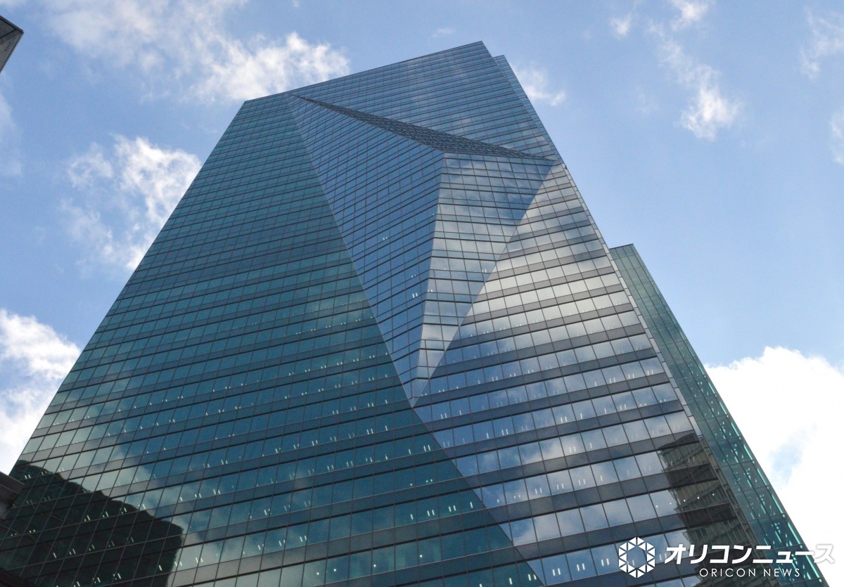 oricon's tweet photo. 『紅白』ギネス世界記録のけん玉、
ルーマニアで塗り替えられる※参考記録
https://t.co/33ojsfIPm3
⠀
紅白の記録は連続129人。番組の企画ではそれを上回る131人が成功させた（60人で2周したため公式記録ならず）。ルーマニアではけん玉が爆売れ しており、新商品が発売すると30分で行列ができるほど。専門店のオーナーは昨年の売り上げが3億6000万円だったと明かした。