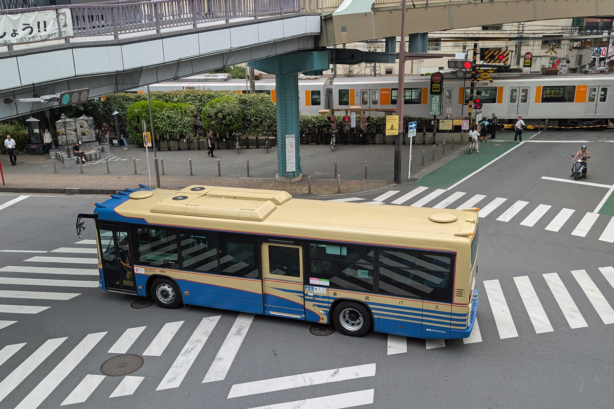 geo7080's tweet photo. 東武バスの復刻塗装車と遭遇。
一旦、丸広百貨店方面に歩き始めたものの、川越駅へ引き返し同車を記録。
昔の塗装は落ち着いた感じで良さげ。 https://t.co/yKVipsPkhK