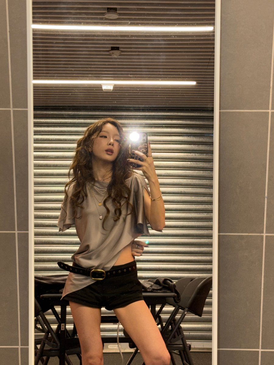ninemxrr's tweet photo. เลยดิ ฮอตกว่าแดดประเทศไทยก็พี่แทยอน ㅜㅜ https://t.co/Y8BBcRDqpW