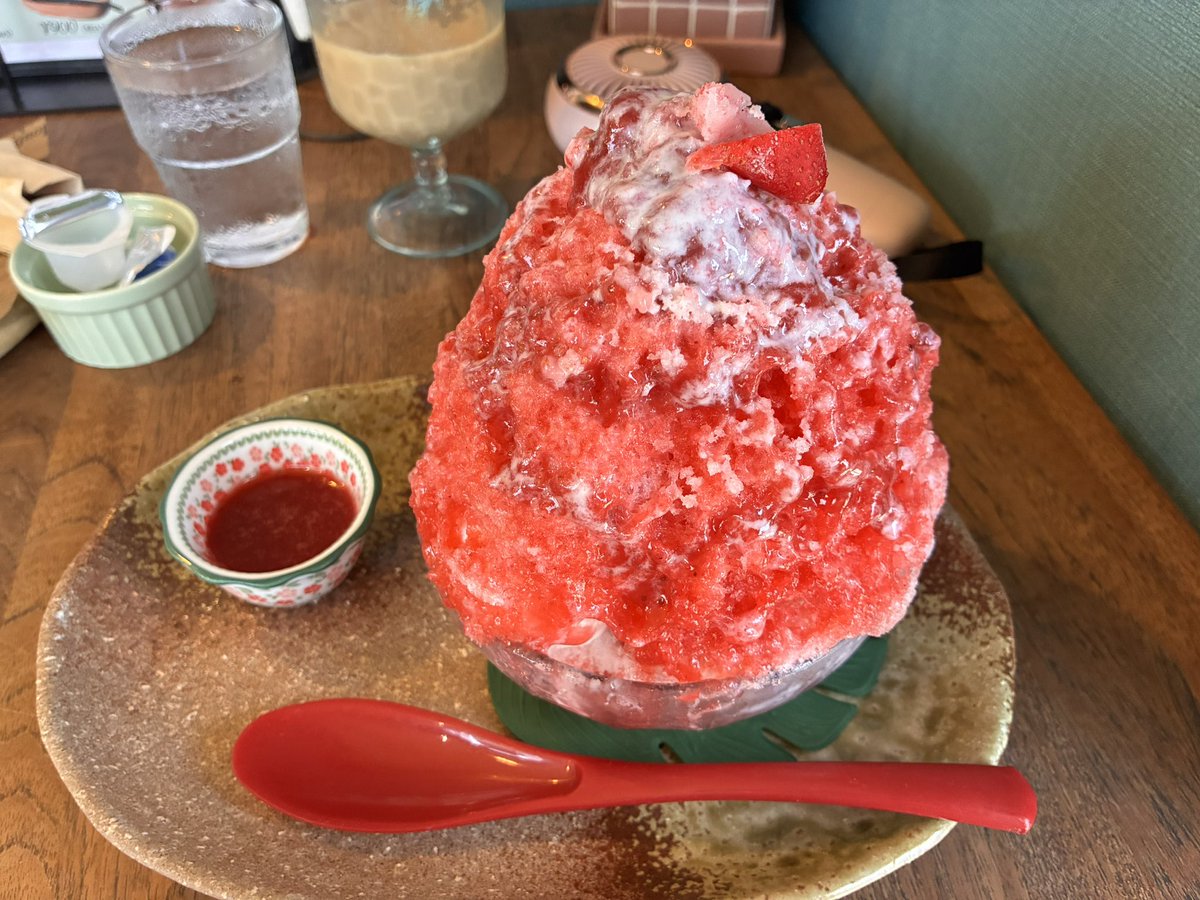 Atashidayo_puu's tweet photo. かき氷最高👍
中からアイス出てきたよ😍 https://t.co/pJIdCHGHAA