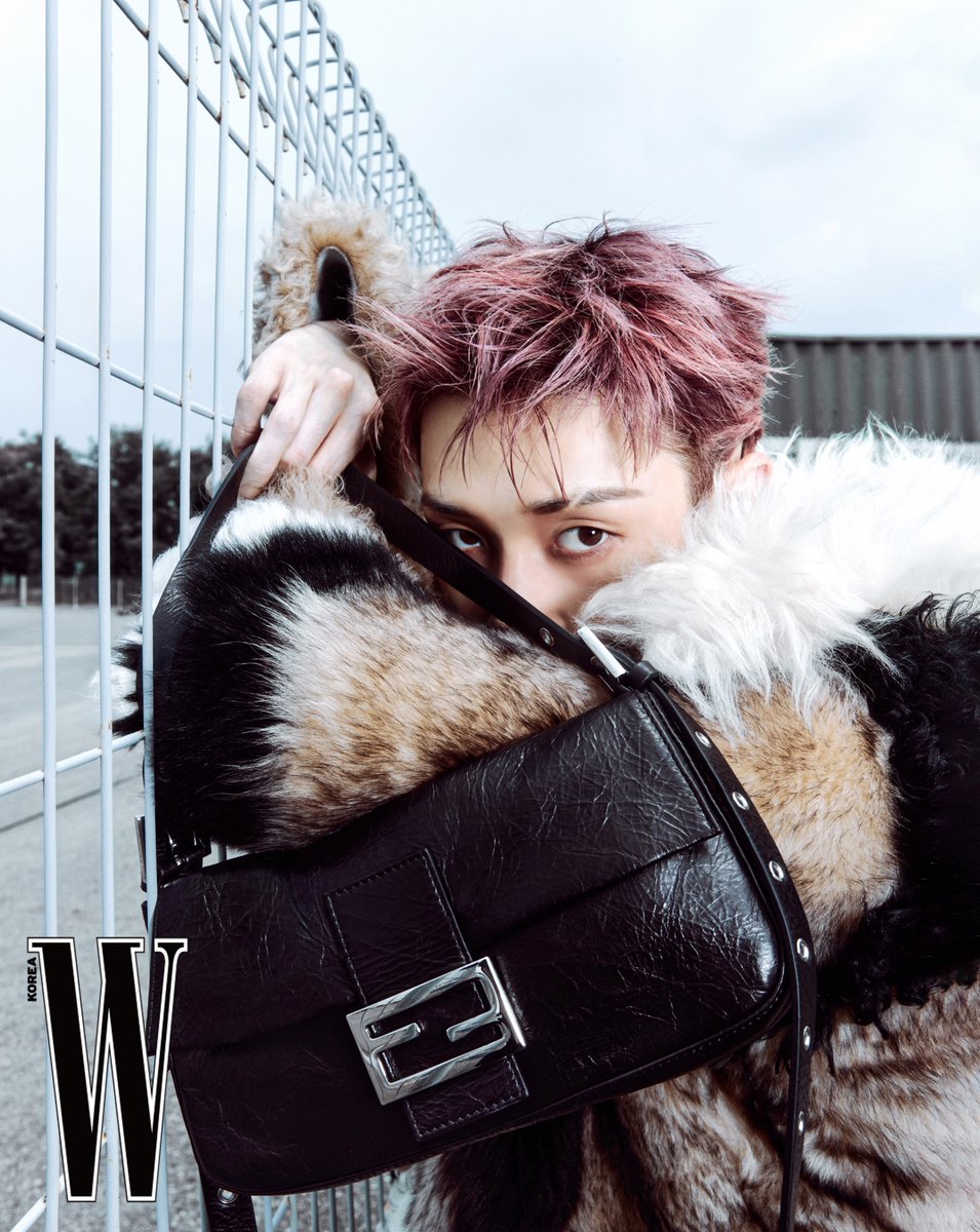 ChanStargazing's tweet photo. W 코리아 디지털 커버 #방찬

장인 정신과 집단적 연대 위에 새롭게 쓰인 테일러링, 옐로우 그리고 바게트. 방찬의 시선이 펜디의 뉴 하우스 코드에 가닿았다.

#BangChanxFENDI https://t.co/AT6KY08DyK