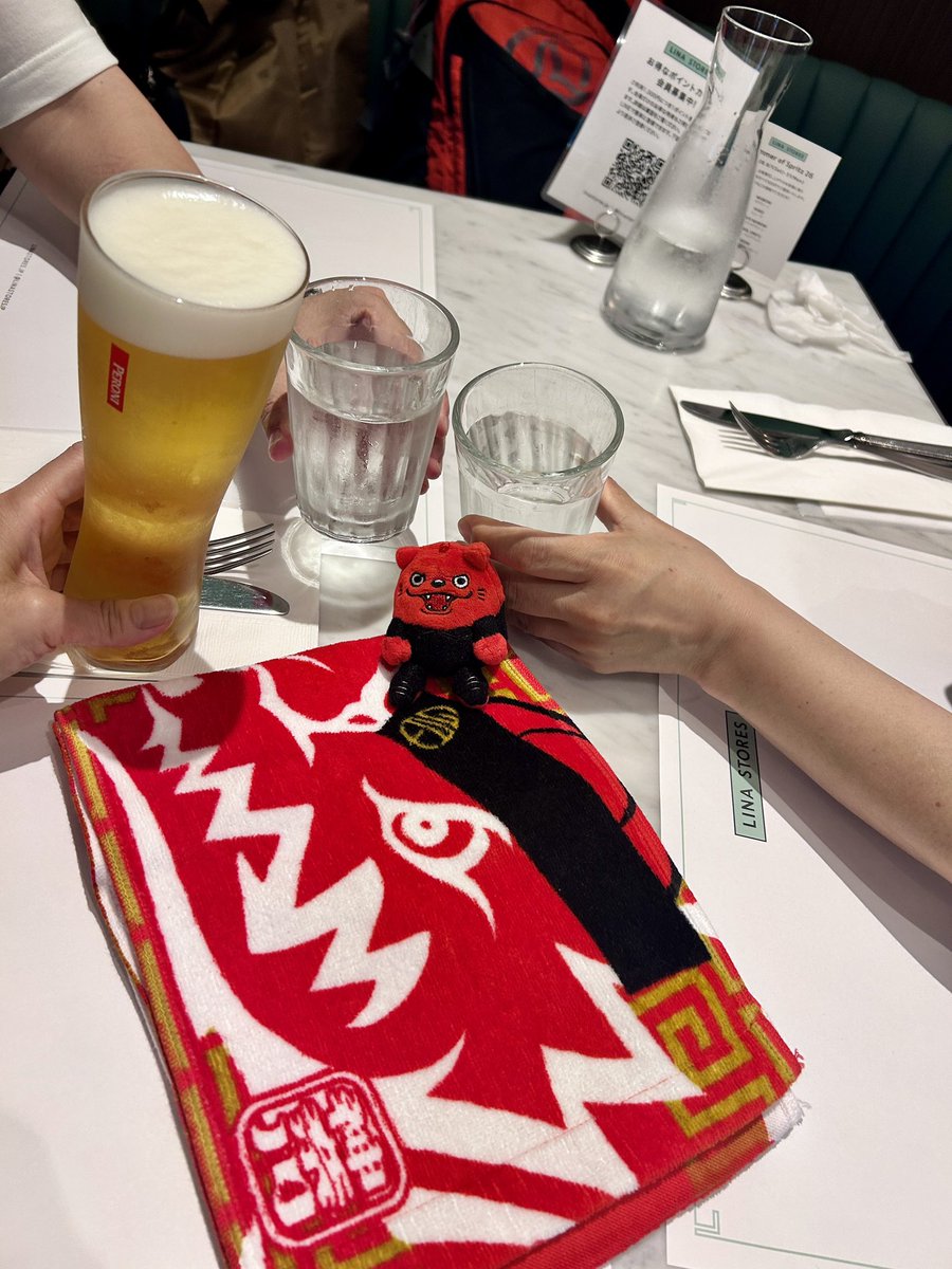 Yukko_Aphp's tweet photo. 1年振りのpost😊
ゆる〜くマイペースに投稿復活しようと思います
AGOGIな夜、感動＆堪能しました😍
1曲ごとにチューニングする姿やリップロールも2回してて一挙一動ガン見してしまった👀ギターストラップが毎回お耳に引っかかっちゃうのもキュン🫰
3人の掛け合いも楽しくて最高に素敵な夜でした❤️ https://t.co/wWjLXyO4SB