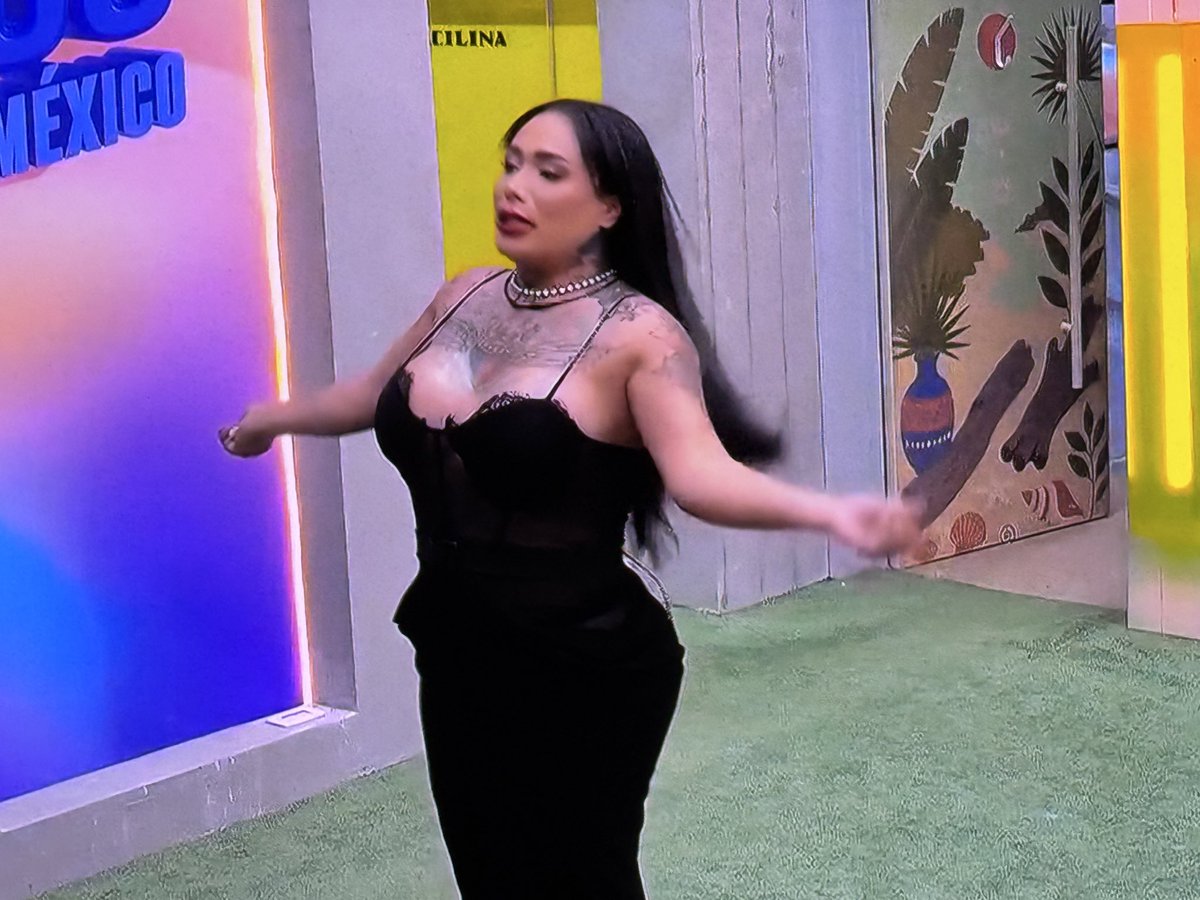mayers44's tweet photo. “Pareces vieja , vete con tu vestido “ le dice el títere Karina a massad . Che vieja defendiendo al heces, a un culero igual que ella. 
#LaCasaDeLosFamososMéxico 
#LaCasaDeLosFamososMx https://t.co/k2V3VnMKY0