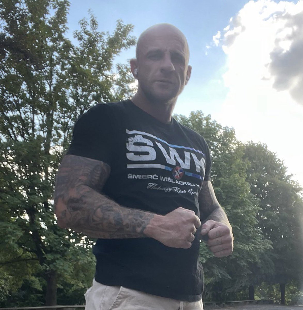 Wychowany_na_X's tweet photo. Rok temu trans nawołujący do śmierci kibiców Wisły ludzie zachwyceni,obśmiewają tych których ten transparent obraża

Teraz ci sami gloryfikują typa który z takim przekazem chodził po KRK

Gdzie jesteście ? jak z maczetami przed meczami polują na kobiety i dzieci w barwach Wisły https://t.co/Cj58Ckk4R0