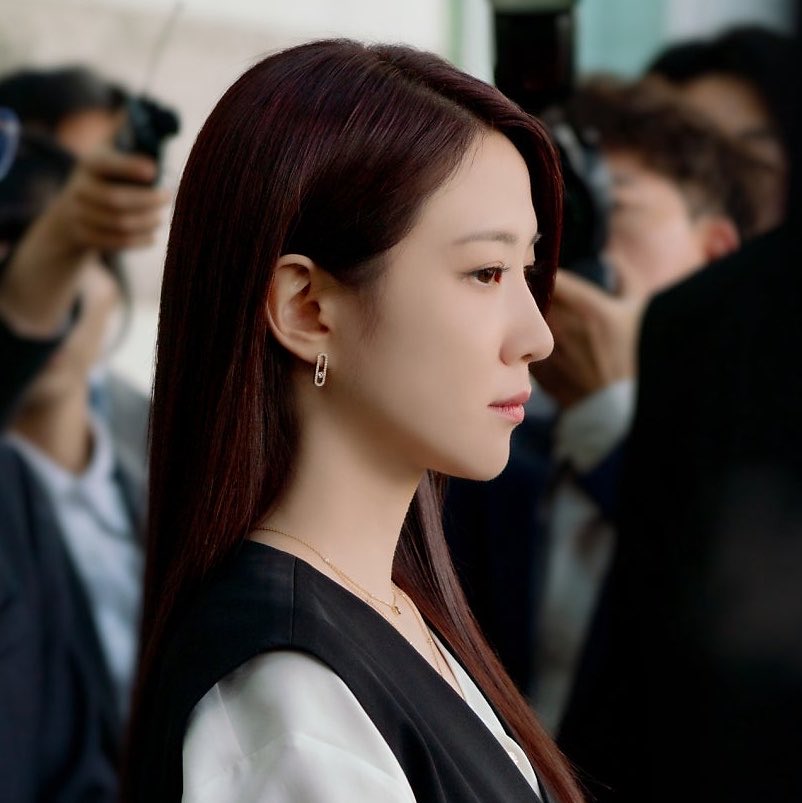 kimchaess's tweet photo. eunbin's side profile???? it's so effortlessly perfect omg 😣 https://t.co/sliimpAKev