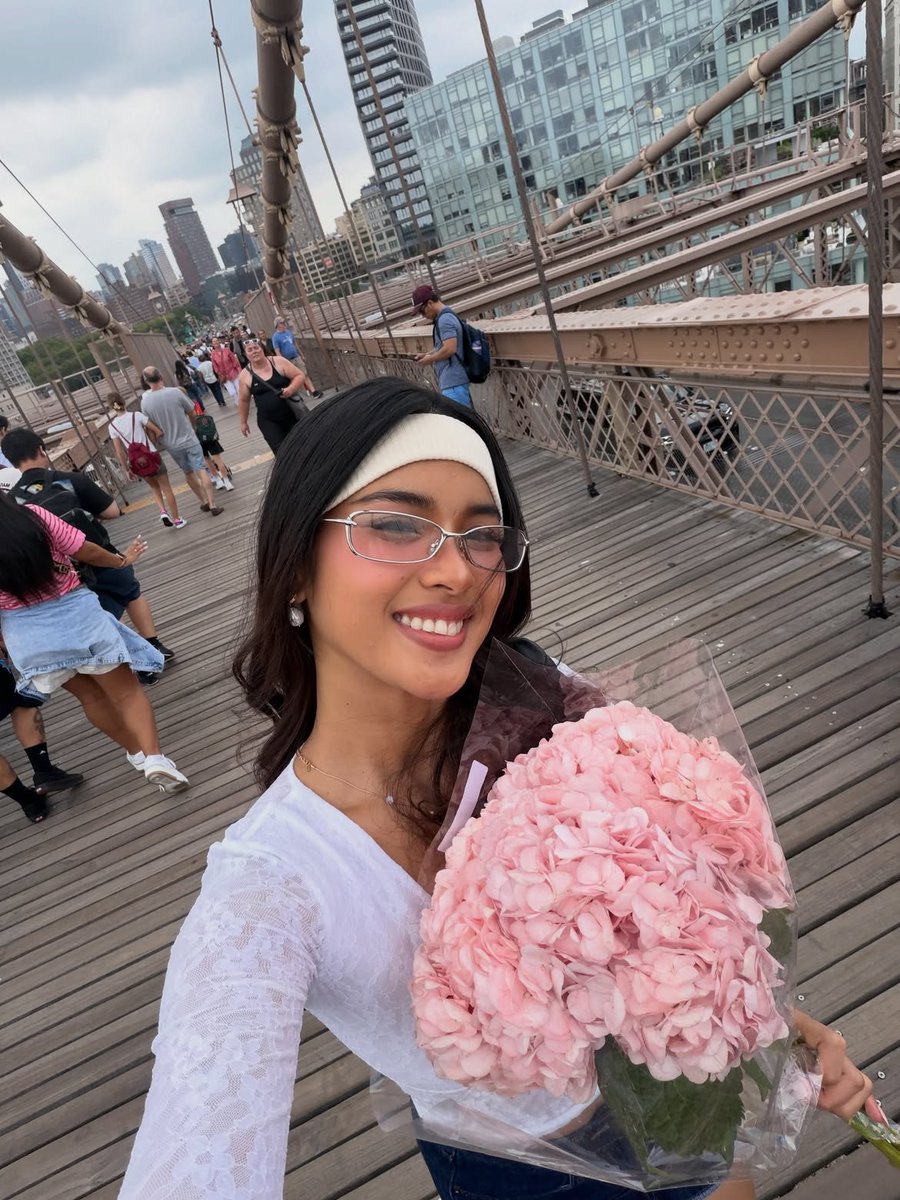 NewsKoPH's tweet photo. BLOOMING si Shuvee Entrata sa kanyang latest photos sa IG.

"Somewhere in new york, i found the love i was always looking for — in me. 🗽🤍," sey niya sa post.

📸 : @shuveeetrata / IG

Sundan: https://t.co/cPs5DJ74AH https://t.co/ODdrletTfn