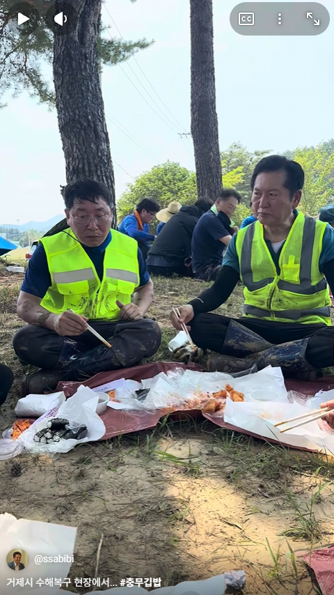 oseungheon74297's tweet photo. 거제 수해복구 현장에 있는 정청래

그리고 옆에 김영환 의원인거 같은데
몰골이 말이 아니어서 정확히 구분이 안되네요.

아마 작년에도 수해 현장가서 봉사활동 했던걸로 기억하는데
한 사람에 대해 알고 싶다면 그 사람이 걸어온 길을 봐야 한다. https://t.co/ugauSRUIiF