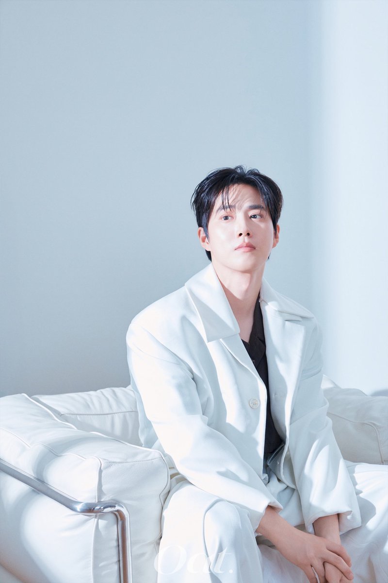 SuhoBarCN's tweet photo. 或许正因为如此，
我们喜欢的不只是聚光灯下的SUHO，
是絮絮叨叨说无数次“晚安”，
是分享自己生活的点滴和感悟，
也是每一个真实、松弛又认真生活的金俊勉。

#SUHO #수호 #김준면 #엑소 #EXO https://t.co/BAuCJ4p5Gr