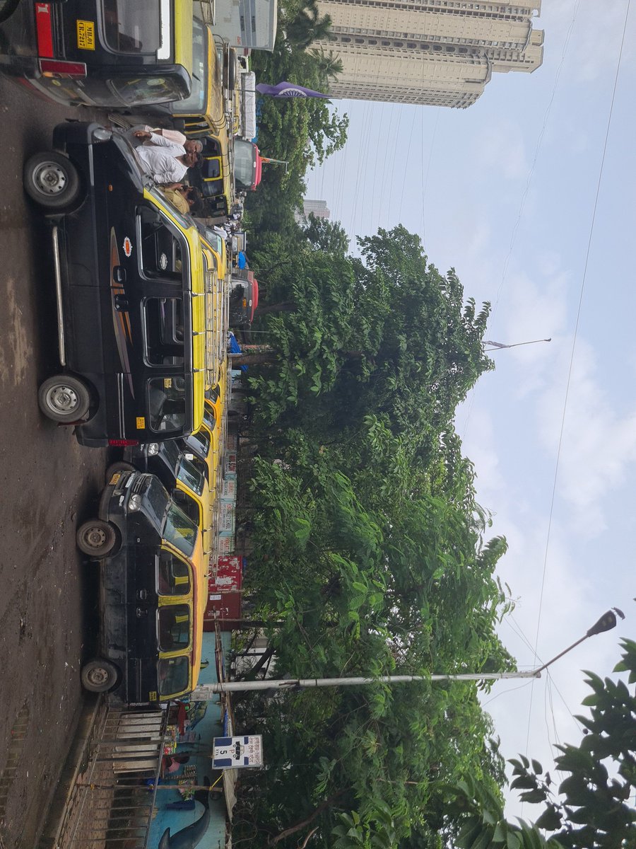 Mehtab_Sidd's tweet photo. BIG HURDLE SHARE TAXI at bharni naka for MCGM CLEANING 🧹 DRIVE ILLEGALLY OPERATION OF SHARE TAXI Antop hill, covering all sides parked Share taxi, please take action immediately  @MTPHereToHelp @CPMumbaiPolice @mybmcWardFN @mybmcWardFN https://t.co/XPmVcSA1NW