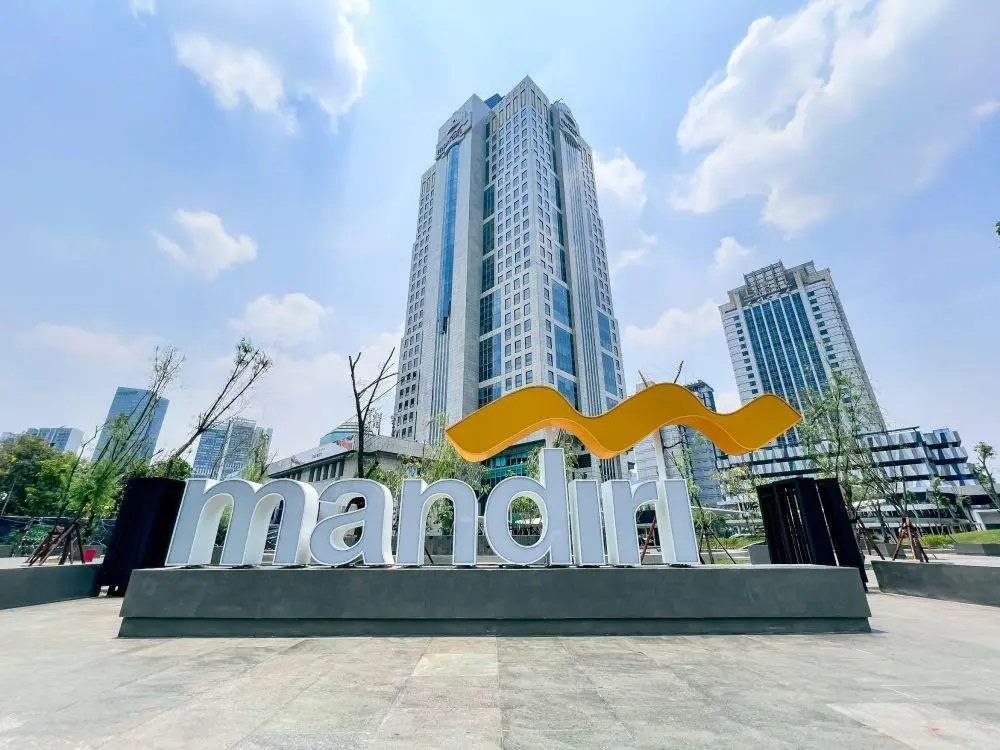 HoJorus's tweet photo. #1 @bankmandiri 
Satu rekening diblokir.
Tetapi dampaknya bisa jauh lebih besar daripada nilai uang di dalamnya.

Rekening Koordinator Aliansi Masyarakat Pati Bersatu (AMPB), Supriyono alias Botok, dilaporkan berisi sekitar Rp80,9 juta dan diblokir menjelang rencana aksi 27 Agustus 2026.

$Bank $Mandiri kemudian menjelaskan bahwa pemblokiran dilakukan atas permintaan aparat penegak hukum dan sesuai prosedur.
https://t.co/8qEuBHvGAN
https://t.co/3eauWpJvwq

Jika saya sebagai investor dan bisnisman mulai berpikir:
Bagaimana bank bisa menjalankan compliance tanpa kehilangan customer trust?

Karena masalah terbesar sebuah bank bukan hanya kehilangan uang.
Tetapi ketika nasabah mulai kehilangan rasa percaya. (Prinsip Utama Bank adalah KEPERCAYAAN)