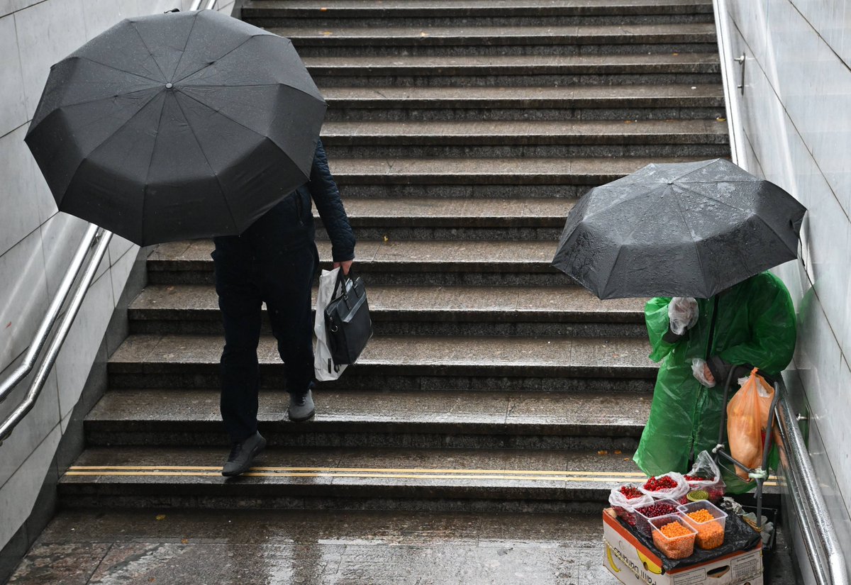 nick09592993's tweet photo. A stranger saw my hands shaking while fumbling with coffee bags in the rain, walked over to help, and wished me a nice day—small kindness that made my whole morning brighter.， https://t.co/psPEgtNnxy