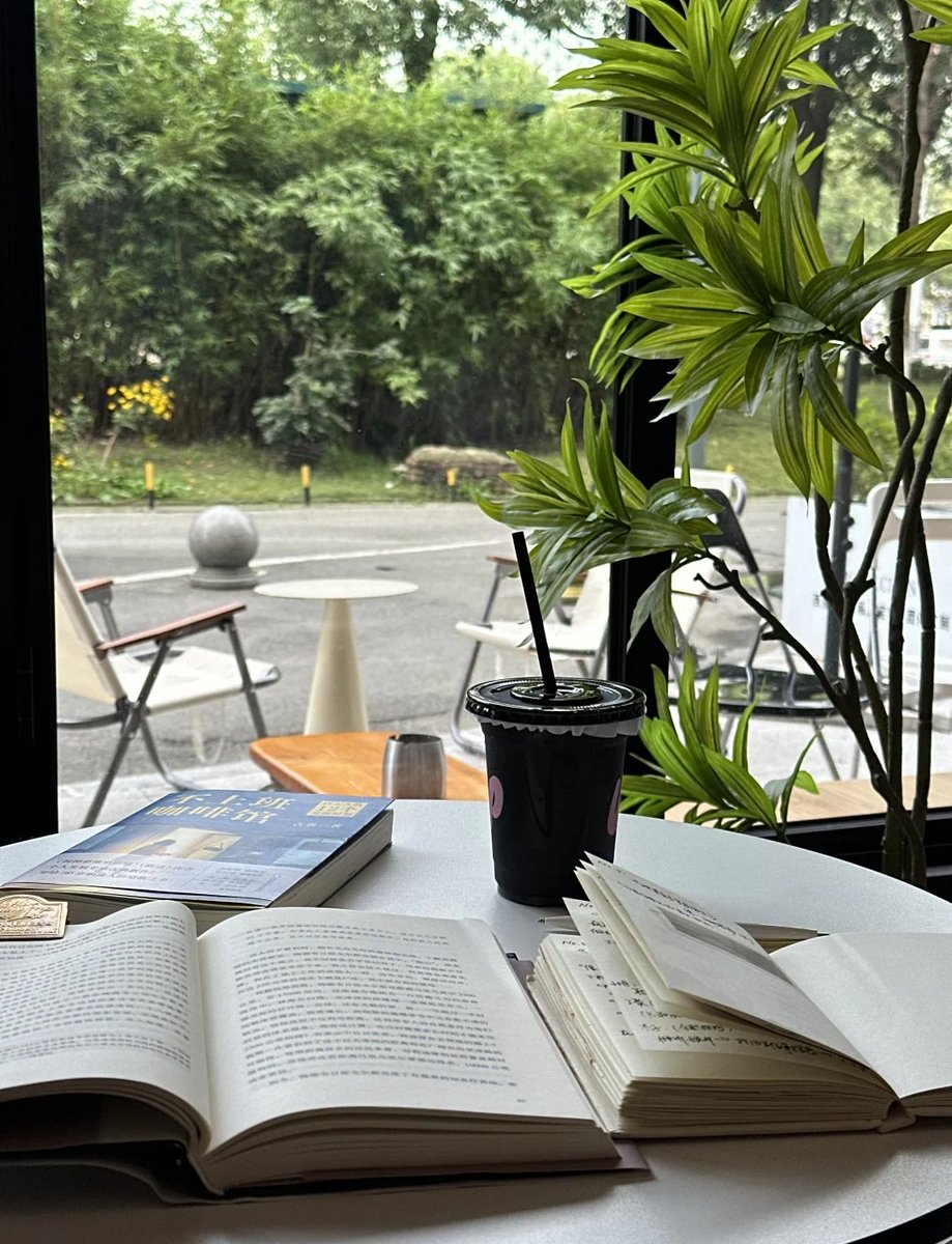 EloiseKinscw's tweet photo. Una tarde relajante con café caliente y un libro entre las manos, disfrutando de la tranquilidad del día. https://t.co/WnNUjbQiFI