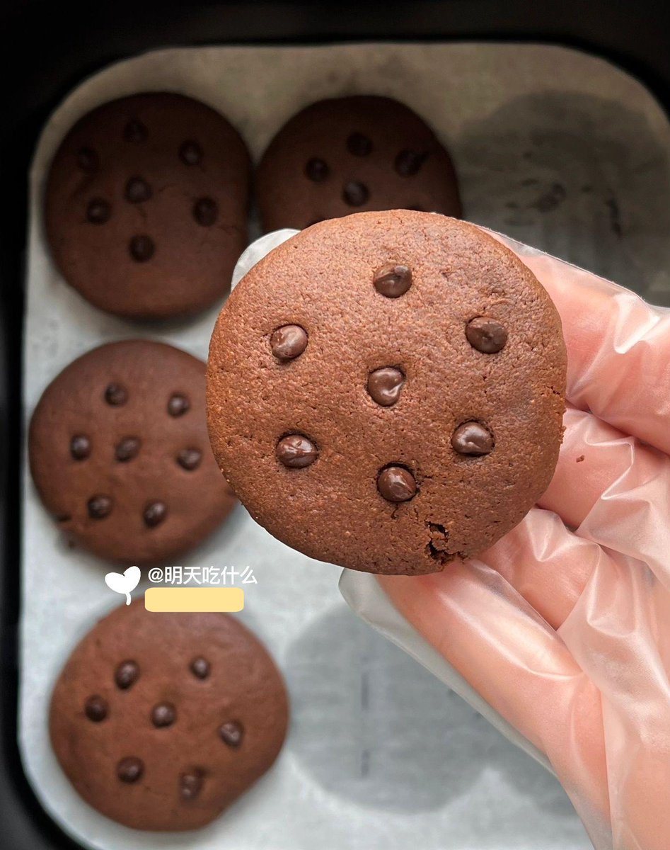 magicmntnmama's tweet photo. [Lazy Sunday baking win: Warm chocolate chip cookies straight from the oven, crispy edges, gooey centers, zero fancy tools needed ]， https://t.co/sBtGFP94RC