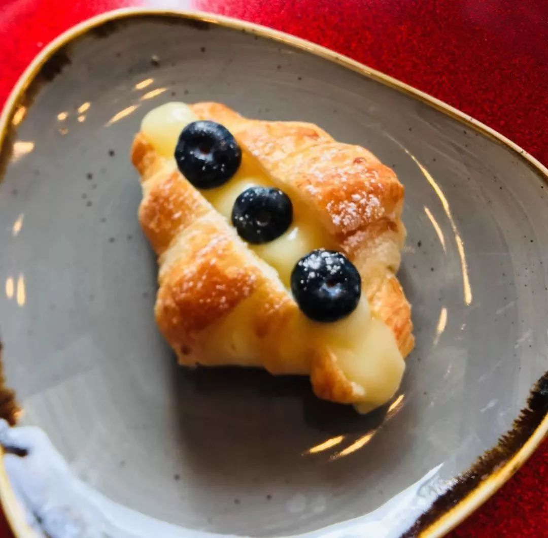 BernadineEo7wni's tweet photo. Just had the most buttery, flaky croissant at that new Parisian-style bakeshop downtown  Worth the 20-min line and totally hitting different with their house-made raspberry jam. 10/10 will come back this weekend! https://t.co/zjNgXUqAJz