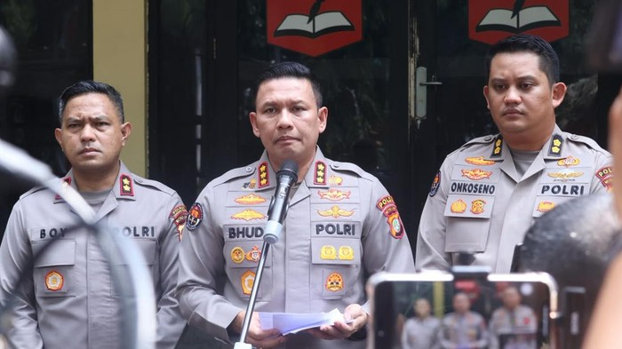 LambeSahamjja's tweet photo. klarifikasi polisi soal pemblokiran bank milik ampb:
- polda metro jaya bilang gak ada pemblokiran rekening ampb
- katanya itu cuma penundaan transaksi
- dasarnya pasal 26 uu no 8 tahun 2010, maksimal 5 hari kerja
- juga pake pasal 237 uu p2sk soal penghimpunan dana masyarakat
- selama ditunda, uangnya tetep ada di rekening pemilik gak disita
- setelah 5 hari kerja rekening bakal dibalikin normal
- alasan penyelidikan karena penghimpunan dana 
- harusnya pake izin badan usaha bukan perorangan
- kalo gak ada transaksi mencurigakan
- rekening bakal balik normal dan gak berkurang