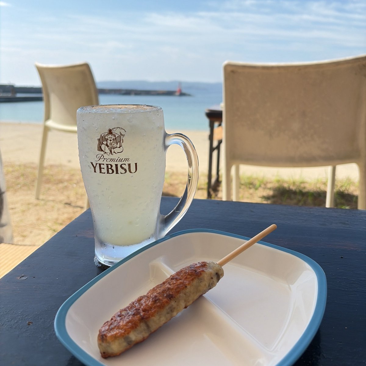 hiromobile's tweet photo. 青い海、白い砂浜、レモンサワー、牛たんつくね
夏だねー https://t.co/ND70o4RtOH