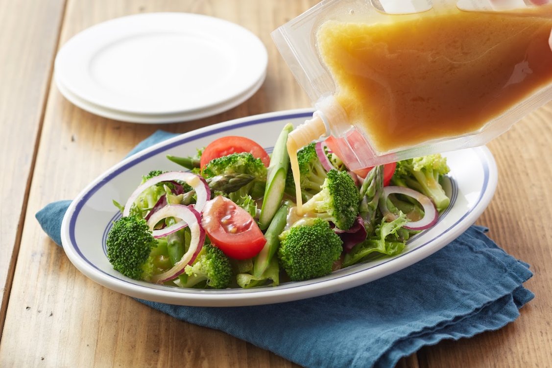 oisix_com's tweet photo. 今日も1日お疲れさまでした✨

8月24日は #ドレッシングの日 🥗
カレンダーで「野菜の日（8/31）」のすぐ上にあるから、なんですって💡

ちなみにみなさんは、ドレッシングは「手作り派」ですか？「購入派」ですか？

私は基本手作り派なんですが、Oisixのこれだけは買っちゃうんです…！
「りんごとグレープシードオイルドレッシング」
昔は小袋タイプだったのですが、皆さまからの熱いリクエストで大容量ボトルになった人気商品なんです。

りんごの自然な甘みと爽やかな酸味が絶妙で、自分ではなかなか再現できないおしゃれな味なんですよ🍎✨
機会があれば、ぜひ召し上がってみてください💖

みなさんのおすすめドレッシングやサラダレシピあったら教えて下さいね！

#Oisixとメシトーク