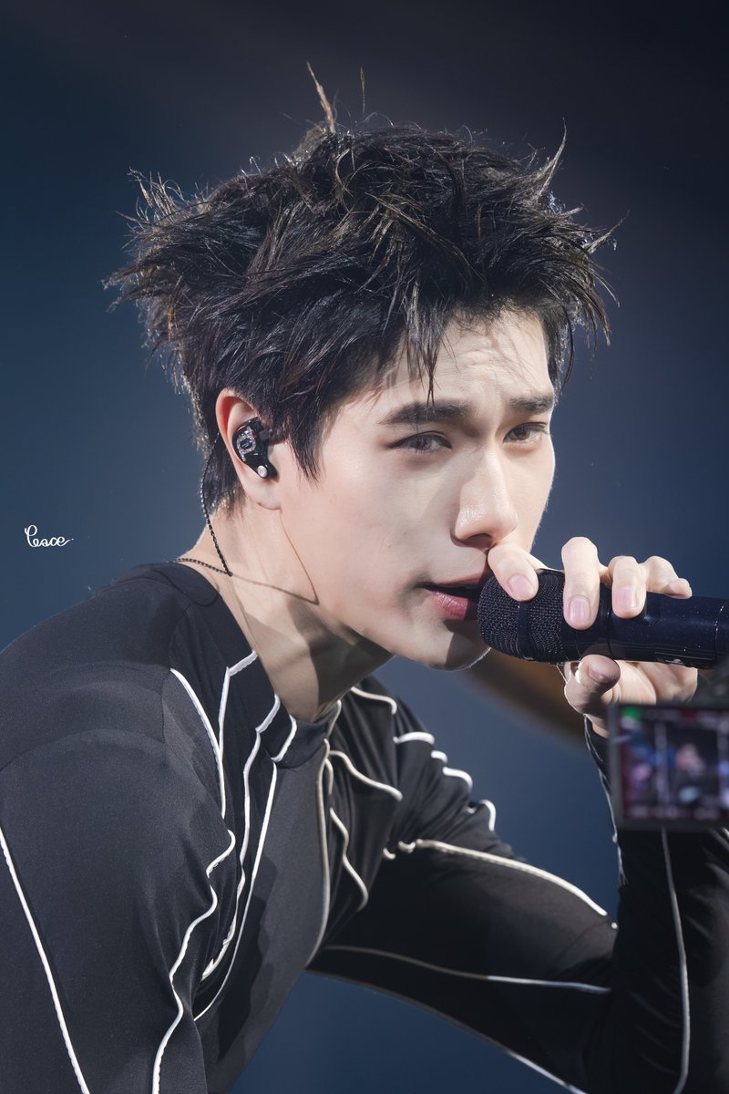 peacesspace's tweet photo. too close, to handle

#PondPhuwinConcertD2 
@phuwintang #phuwintang https://t.co/9rkAbJf7x7