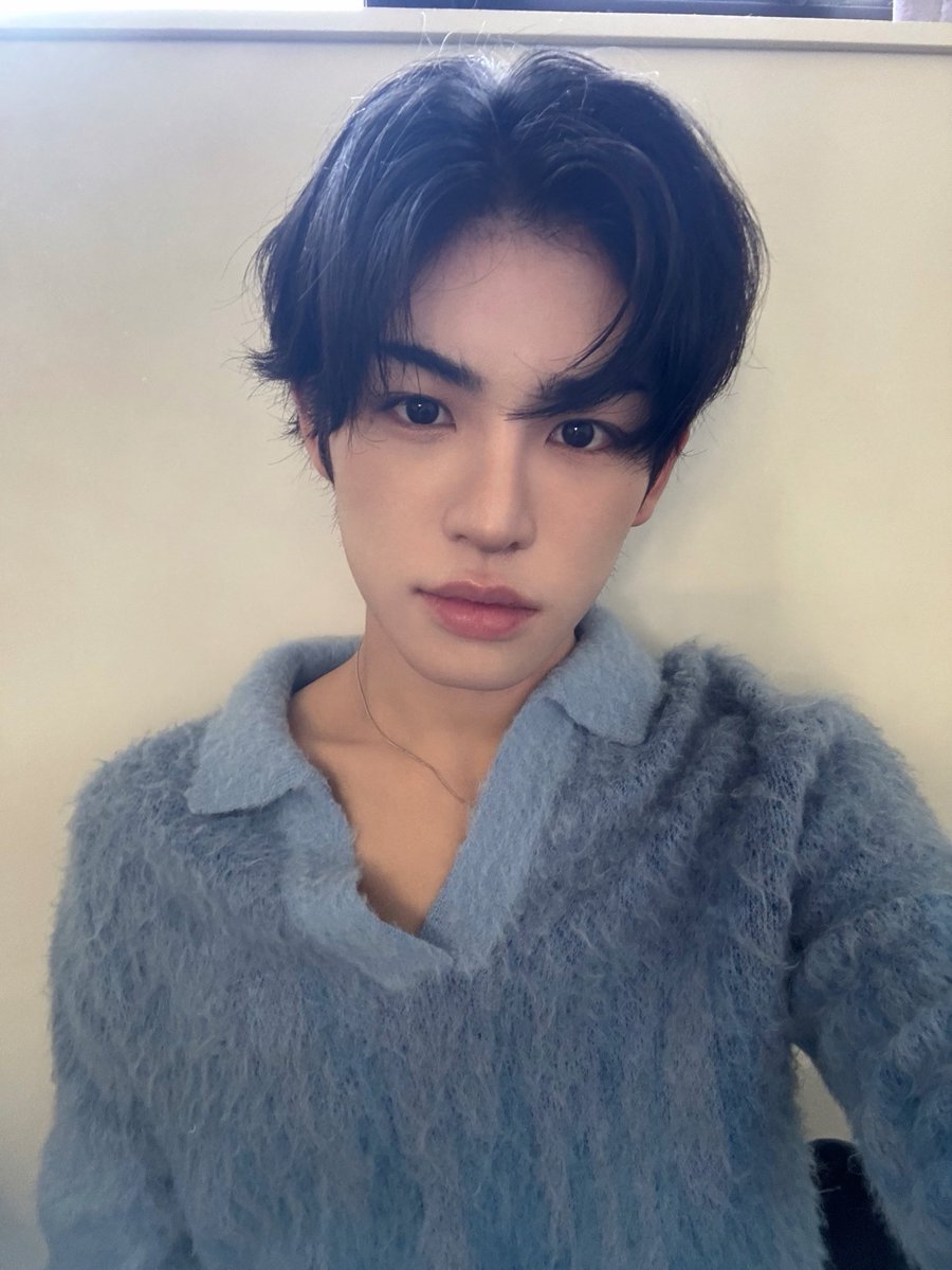 axxoveu's tweet photo. 아 개웃기게

쇄골 어필을 위해 옷을 좍좍 늘리는 두 남성과
아무것도 안 한 ㅊㅁㅈ

내 임보함에 이런 게 있었음 https://t.co/8beSiG00FL