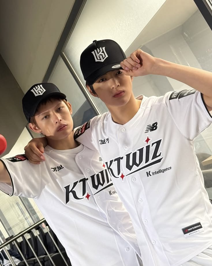 cortisshinez's tweet photo. KEONHO has did his first pitch with JAMES in his hometown Suwon and now SEONGHYEON is going to do his first pitch in his hometown Daejeon 

So proud 🤍 https://t.co/WADN4lfs5S