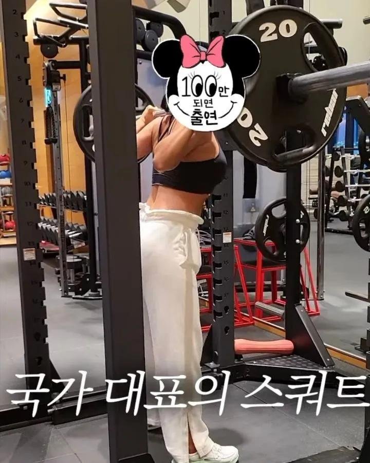 um_pp22's tweet photo. 이상화 한테 헬스 훈수두는 방구석 전문가들.

스케이팅 국대 레전드 출신이
동네 헬스쟁이보다 스쿼트를 못한다고 생각하는건
어떤 발상인지....

헬스하면서 몸좀 커지니까
자아가 비대해지는 사람들 있는대
제발 ...그만...

이상화 전성기 허벅지 둘레는 약60cm로
앵간한 축구선수 사이에있어도 허벅지 두께가 안밀림