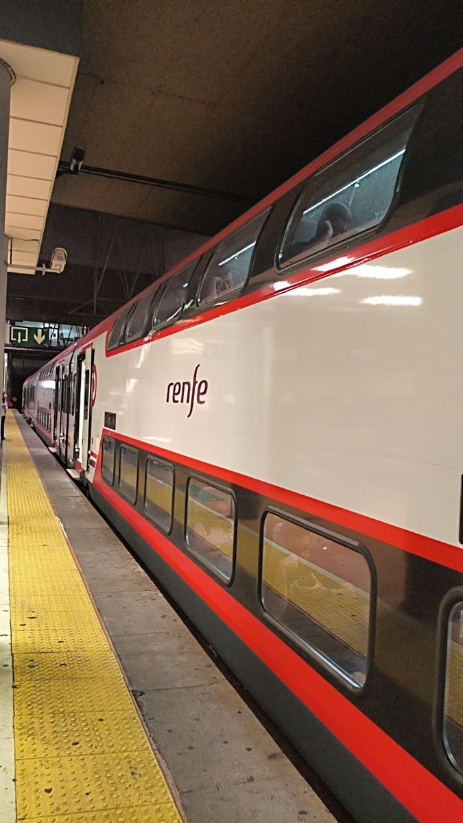 anthodm's tweet photo. Nuevas 453 de Renfe en servicio 🥰 https://t.co/jtngBkq4qq
