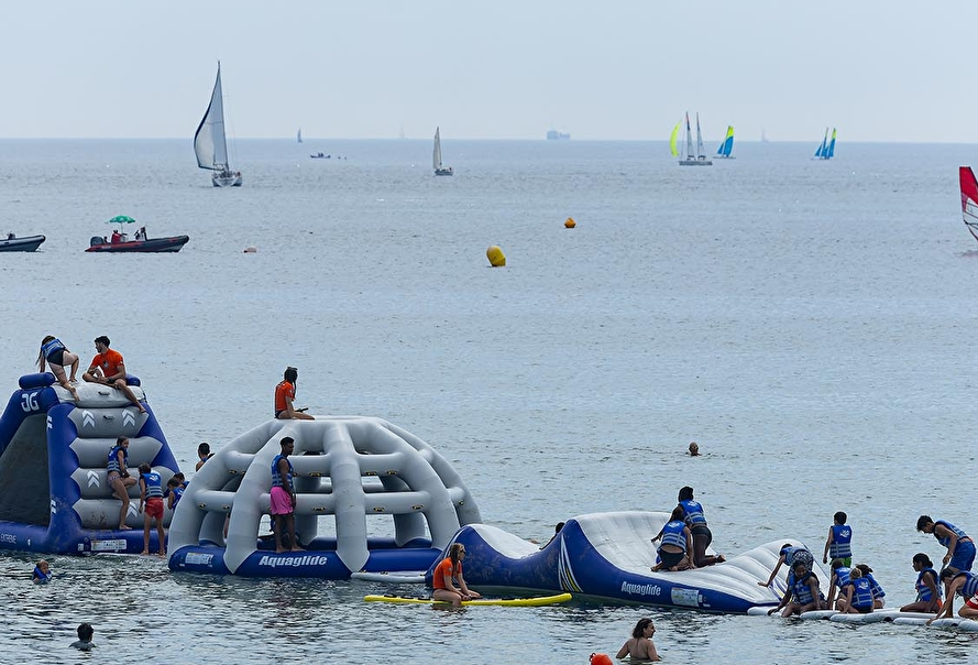 Europe2Vendee's tweet photo. Pour les derniers vacanciers sur #LSO, retour de la structure gonflable "L'îlot barge" aujourd'hui, demain et mercredi dans la baie sablaise du remblai. Une structure géante, en accès gratuit pour tous, par sessions de 30 minutes, et sur réservations sur https://t.co/AhqyZfYo02 https://t.co/mojwTVLO1U
