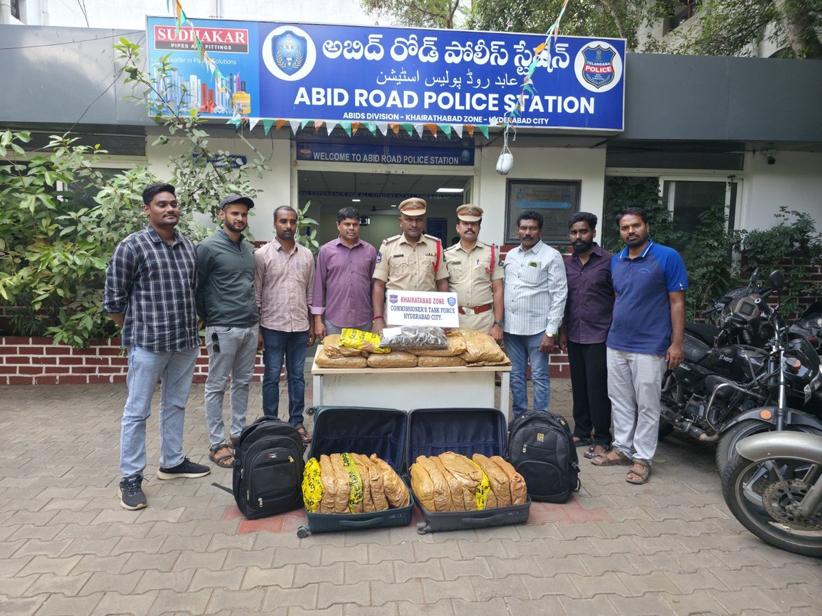 NewsMeter_In's tweet photo. #Hyderabad: #TaskForce & Abid Road Police arrested an inter-state #drugpeddler with 48 kg #ganja worth ₹24.5 lakh, allegedly being transported from #Visakhapatnam to #NewDelhi. The ganja was concealed in 24 packets inside two bags and two briefcases. Four others are absconding. https://t.co/kssHSVjnLh