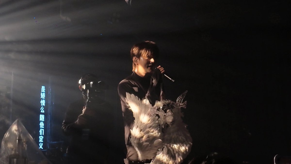 TourinLicang's tweet photo. Captain’s tour kicks off hot in Qingdao. His distinctive voice echoes everywhere. Classic songs go on and on. Light sea sways with crowds of music lovers.
#CaptainShow #QingdaoGig #CpopConcert #LiveVibe https://t.co/LRTxQouONG