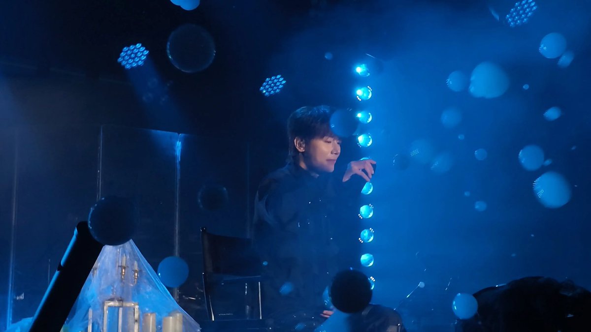 TourinLicang's tweet photo. Captain’s tour kicks off hot in Qingdao. His distinctive voice echoes everywhere. Classic songs go on and on. Light sea sways with crowds of music lovers.
#CaptainShow #QingdaoGig #CpopConcert #LiveVibe https://t.co/LRTxQouONG