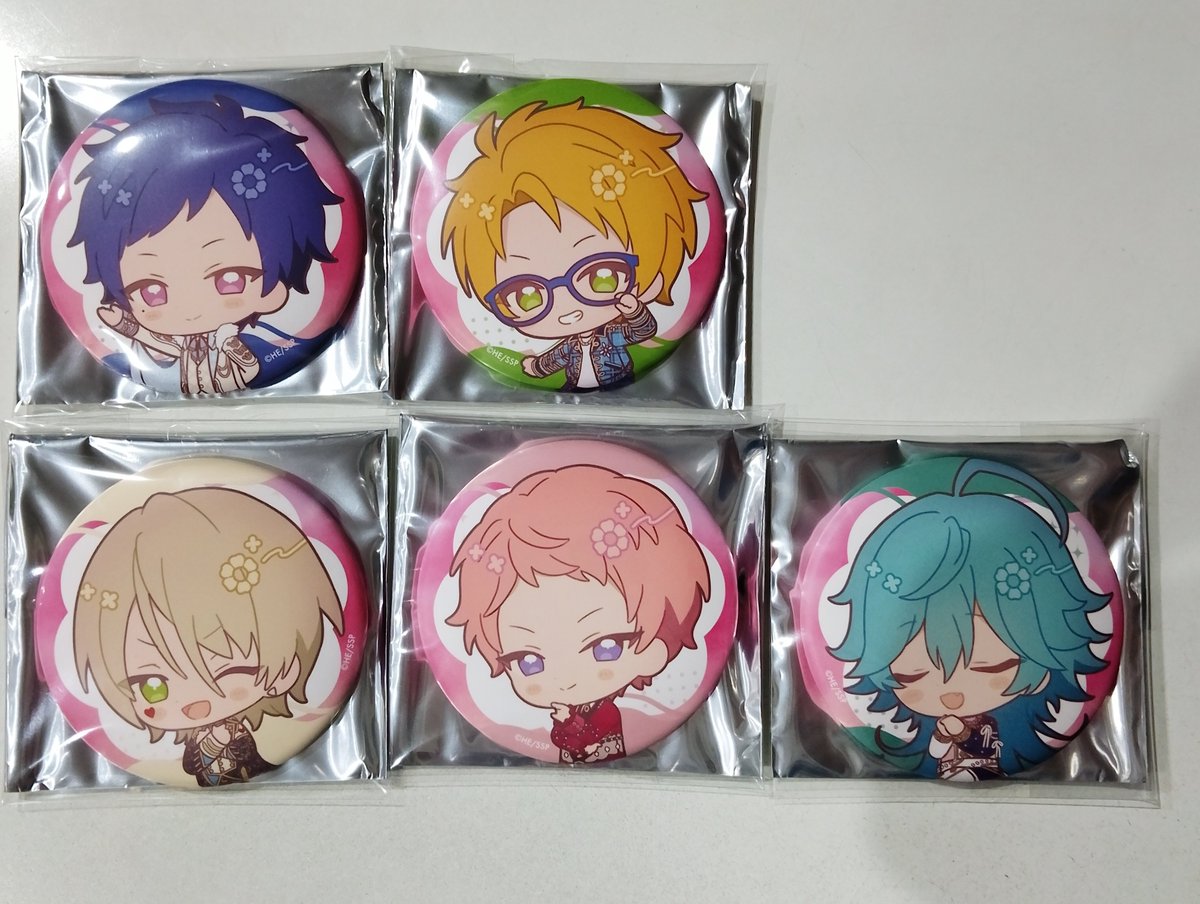 az8azuki's tweet photo. 【 交換 】アニメイトカフェ あんスタ スタフォニ アニカフェ
缶バッジ

〈所持〉 弓弦  真  藍良  宗  ライカ
〈希望〉真緒  みか  凛月  薫

名古屋手渡し（平日夜のみ）優先
または郵送でお願いします https://t.co/Cggb54tbJQ