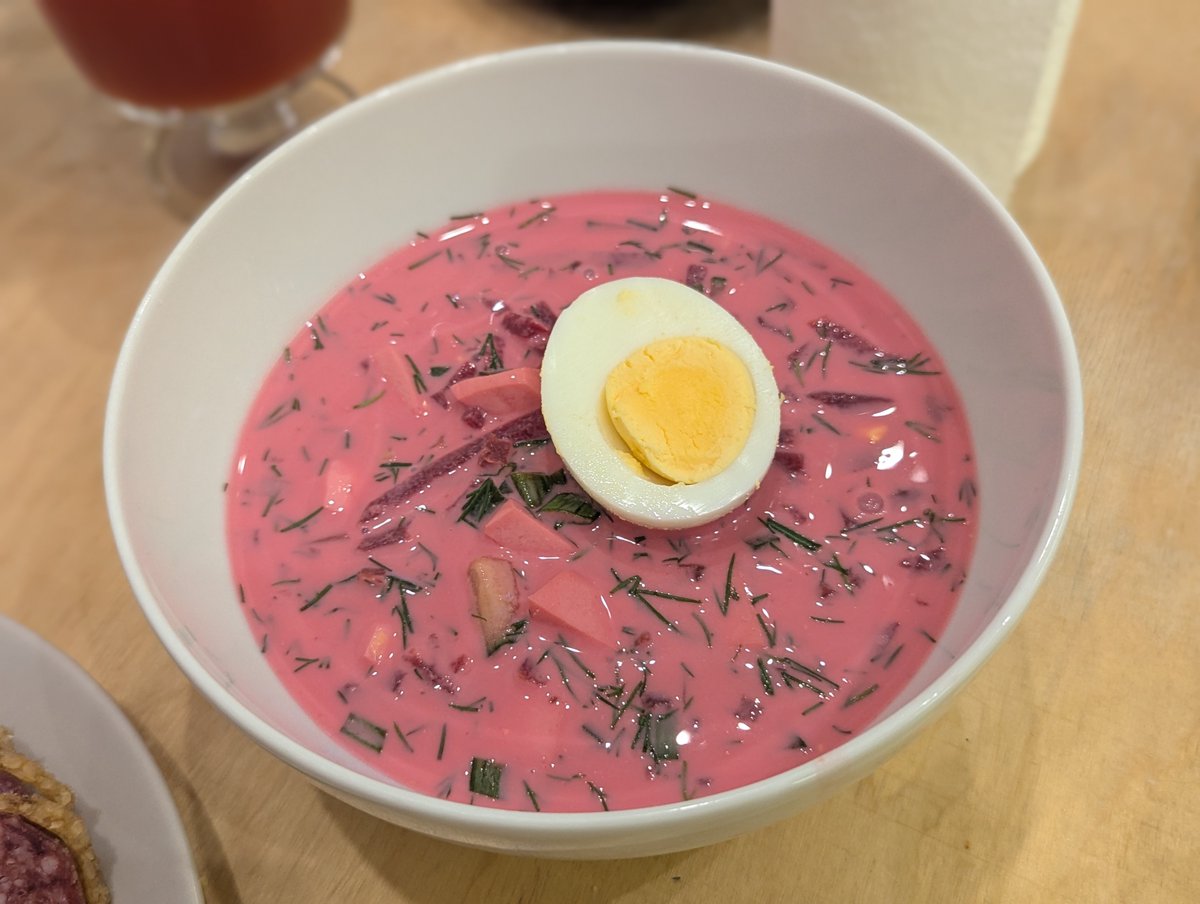 ArturGalata's tweet photo. 日本の暑い夏に、ラトビア名物のピンクスープ（アウクスター・ズパ）はいかがでしょうか！！ついうっかり大量に作っちゃうのがラトビアスタイル！！とっても冷たくさっぱりした味わいで、ハマっちゃう人が続出ですよー！！！！！ https://t.co/cvccbnHgW7