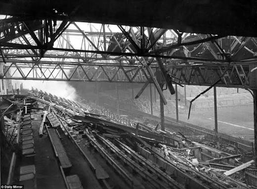 AkunAsbunAja's tweet photo. Pada hari ini 77 tahun lalu, Old Trafford kembali dibuka setelah hancur akibat serangan bom pada Perang Dunia II.

Pada 11 Maret 1941, serangan udara Jerman menghancurkan sebagian besar stadion, termasuk tribune utama dan lapangan. Manchester United pun kehilangan kandangnya.

Selama lebih dari delapan tahun, MU harus memainkan pertandingan kandang di Maine Road, stadion milik rival sekota mereka, Manchester City. United membayar sewa sekitar £5.000 per tahun ditambah sebagian pendapatan tiket.

Old Trafford akhirnya kembali digunakan pada 24 Agustus 1949, meski proses renovasinya belum sepenuhnya selesai.

Sebanyak 41.748 penonton menyaksikan MU mengalahkan Bolton Wanderers 3-0 lewat gol Charlie Mitten, Jack Rowley, dan satu gol bunuh diri.

Sebelum dikenal sebagai Theatre of Dreams, Old Trafford pernah menjadi puing-puing dan MU harus meminjam kandang rivalnya sendiri.