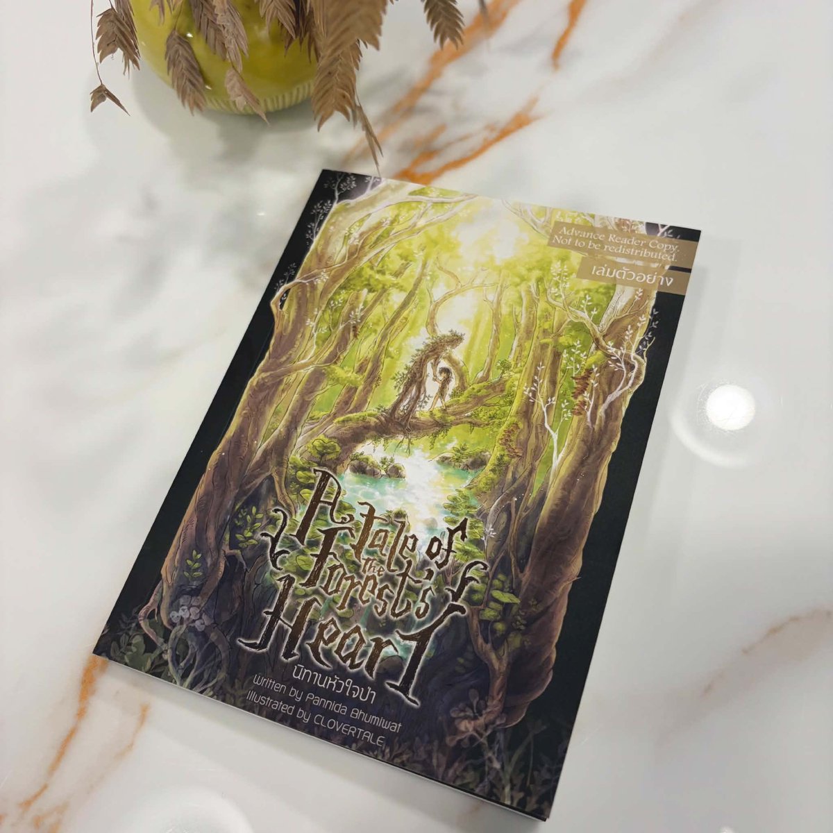 PunPun_Lawit's tweet photo. สวัสดีค่ะ

เล่มภาษาอังกฤษ (ฉบับตัวอย่าง) ของเรื่อง A Tale of the Forest‘s Heart นิทานหัวใจป่า มาแล้วค่ะ เลยมาเอามาอวดให้ดู > <

หนังสือเล่มนี้เป็น 1 ใน 49 เล่มที่ได้รับทุนอุดหนุนการแปล โดยสำนักงานศิลปวัฒนธรรมร่วมสมัย (สศร.) กระทรวงวัฒนธรรม ตามโครงการอุดหนุนและส่งเสริมวรรณกรรมร่วมสมัยเพื่อเผยแพร่สู่เวทีนานาชาติ (การแปลหนังสือ) 

กว่าจะเป็นเล่มได้ก็เข็นกันวุ่น ต้องขอบคุณทุกคนที่แนะนำและช่วงเหลือมากๆ เลยค่ะ ขอบคุณทางสศร.ที่สนับสนุนหนังสือไทย ขอบคุณคุณลมตะวันที่แปลให้อย่างดี ขอบคุณพี่วัสส์ที่ช่วยตรวจทาน ขอบคุณน้องวีที่ช่วยดูแลเรื่องอาร์ตต่างๆ ให้หมดเลย T T

ฉบับนี้เป็นฉบับตัวอย่าง เดี๋ยวจะมีการนำไปให้บรรณาธิการฝรั่งดูอีกครั้ง เสร็จแล้วน่าจะเปิดพรีออเดอร์เล่มสำหรับท่านที่สนใจ และเผยแพร่ในช่องทางอื่นๆ ต่อไป แต่ถ้าใครสนใจอยากลองพลิกดู เราจะติดเล่มตัวอย่างไปวางไว้ที่บูธ Fantasia ในงานหนังสือเดือนตุลาค่ะ แวะมาเยี่ยมกันนะคะ :)