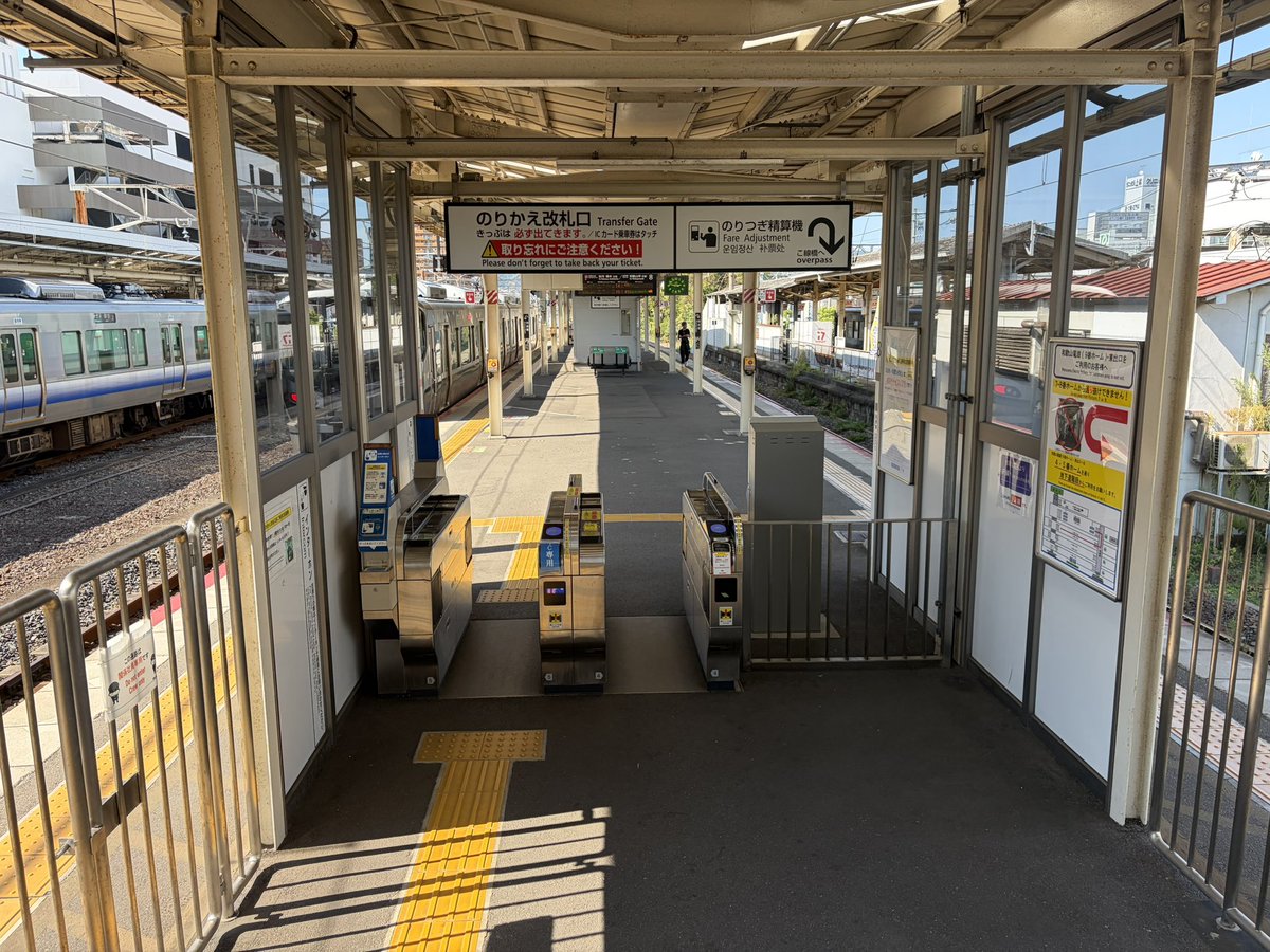 0Koukin's tweet photo. 和歌山到着
15分の遅延を到着時は5分圧縮して10分遅延に納めてくれたおかげで余裕ある乗り換えになりました
しかしここまで通って来た駅の数々を見てきた身から言わせていただくと和歌山駅は間違いなく大都会です

ここで阪和線を使わないあたり変態的ですね
でも自分探しの旅だからね仕方ないね https://t.co/bSNtPdEmIk