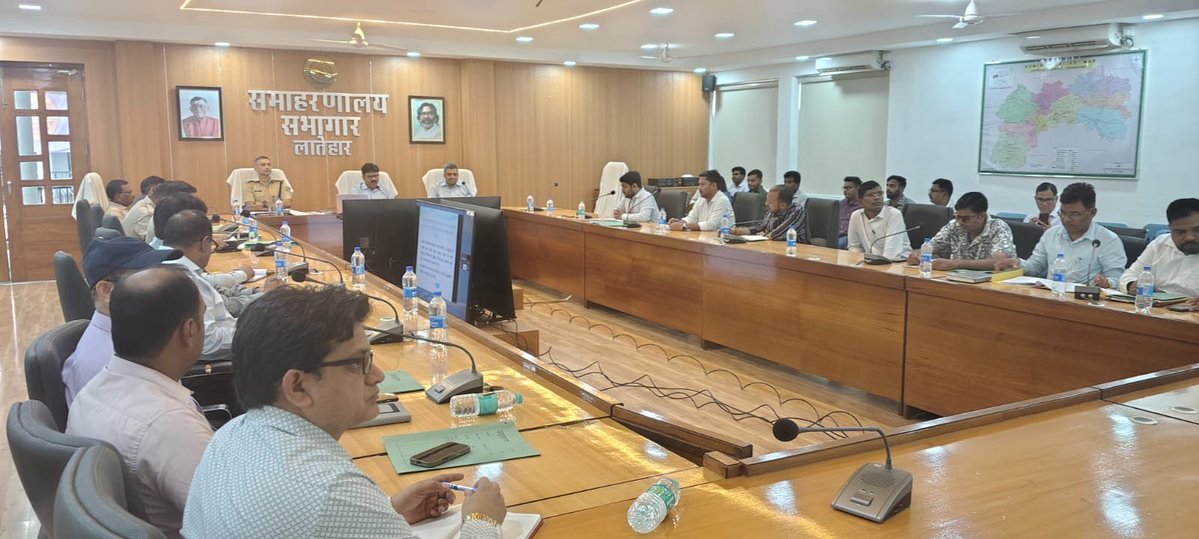LateharDistrict's tweet photo. जिला स्तरीय NCORD समिति की बैठक में जिले ��ें मादक पदार्थों की तस्करी एवं अफीम/गांजा की अवैध ��ेती की रोकथाम को लेकर विस्तृत समीक्षा कर संबंधित अधिकारियों को अवैध खेती चिन्हित कर त्वरित विनष्टीकरण एवं संलिप्त व्यक्तियों पर कठोर कार्रवाई सुनिश्चित करने का निर्देश दिया।@JharkhandCMO https://t.co/6nGPD1op9D