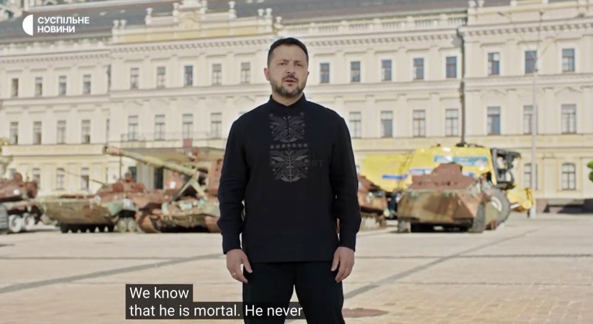 Latlantista's tweet photo. Il Presidente Zelensky, in occasione dell’Indipendenza dell’Ucraina, si rivolge al criminale di guerra Putin:

“Putin scommette sulla nostra stanchezza, ma noi sappiamo che lui è mortale. Non ci ha mai capito e ora non farà più in tempo a capirci.
Volevi prendere tutta l'Ucraina, tutta la nostra terra; invece, hai perso le tue raffinerie, la tua flotta, le tue entrate finanziarie e un'intera generazione che hai mandato nel tritacarne.
Per 27 anni, il sovrano della Russia ha parlato di grandezza, mentre ora la Russia è in fila per la benzina”.

A proposito, i canali Telegram ucraini scrivono che da oggi seguirà una serie di attacchi quotidiani in territorio russo di portata micidiale. Siamo tutti trepidanti.